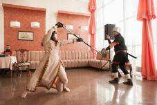Свадьба в стиле Средневековья. Сражение на мечах